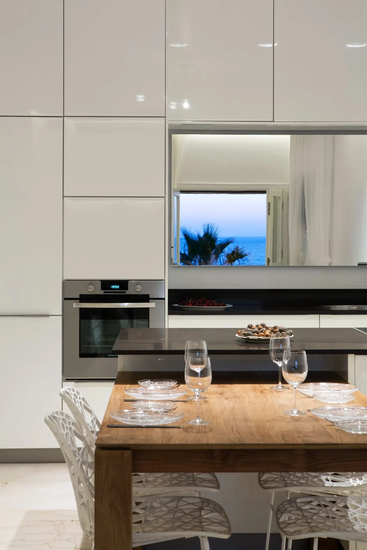 Sea-Front Apartment for Rent, Tel Aviv