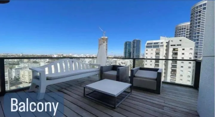 Apartment with Views in the Akirov Tower, Park Tzameret, Tel Aviv